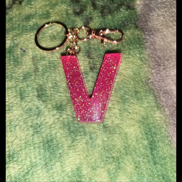 Holographic dark pink glitter letter V keychain - Picture 1 of 1